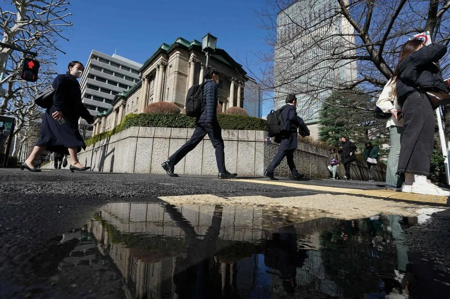 Japan Says Economy Recovering, but Flags Risks from Trump Trade Policies