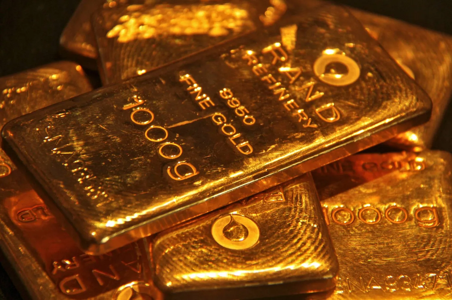 Stocks Stabilize, Gold Hits Record before Trump Tariff Reveal